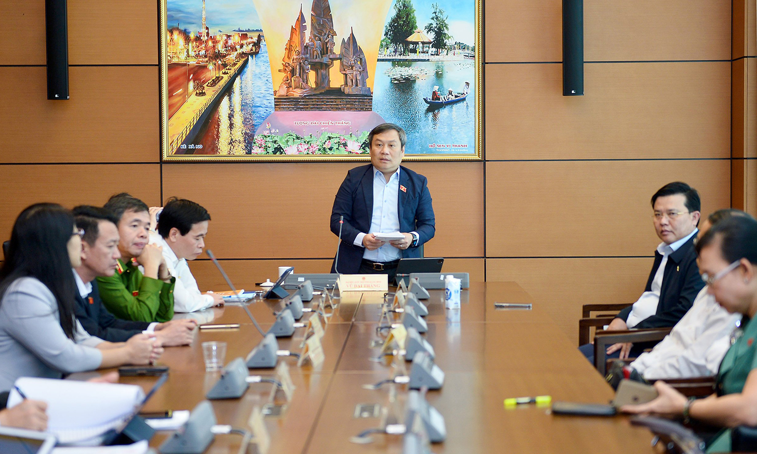 Đồng chí Vũ Đại Thắng, Ủy viên Trung ương Đảng, Bí thư Tỉnh ủy, Trưởng đoàn ĐBQH tỉnh điều hành phiên thảo luận tổ