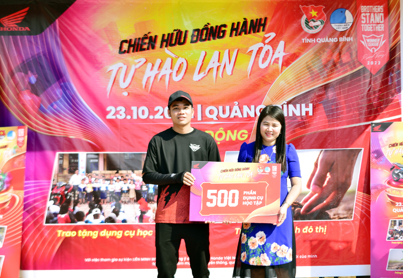 Đơn vị tài trợ tặng biểu trưng 500 suất quà cho Trường tiểu học Quảng Tiến.