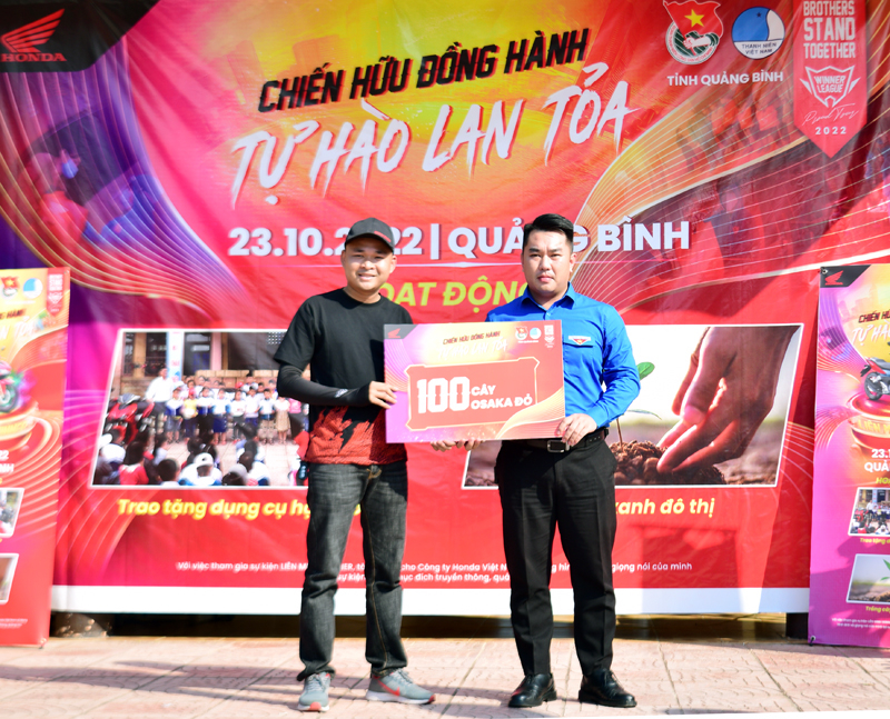 Tặng 100 Osaka cho đoàn địa phương.