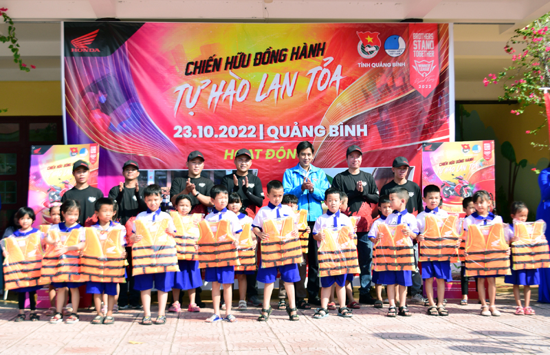 Tặng các phần quà cho học sinh.