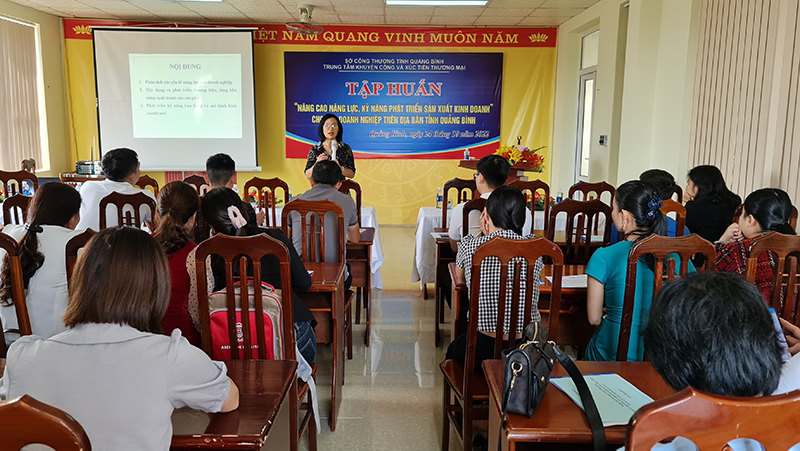Giảng viên Trường Cao đẳng Kinh tế-Kỹ thuật Thương mại truyền đạt kiến thức về kỹ năng phát triển sản xuất kinh doanh cho các doanh nghiệp.