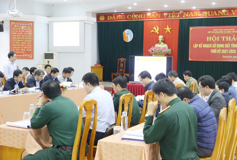 Các đại biểu tham luận tại hội thảo.