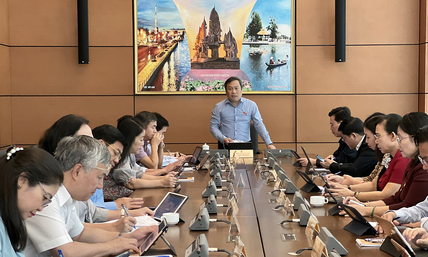 Đồng chí Bí thư Tỉnh ủy, Trưởng đoàn ĐBQH Vũ Đại Thắng điều hành phiên thảo luận