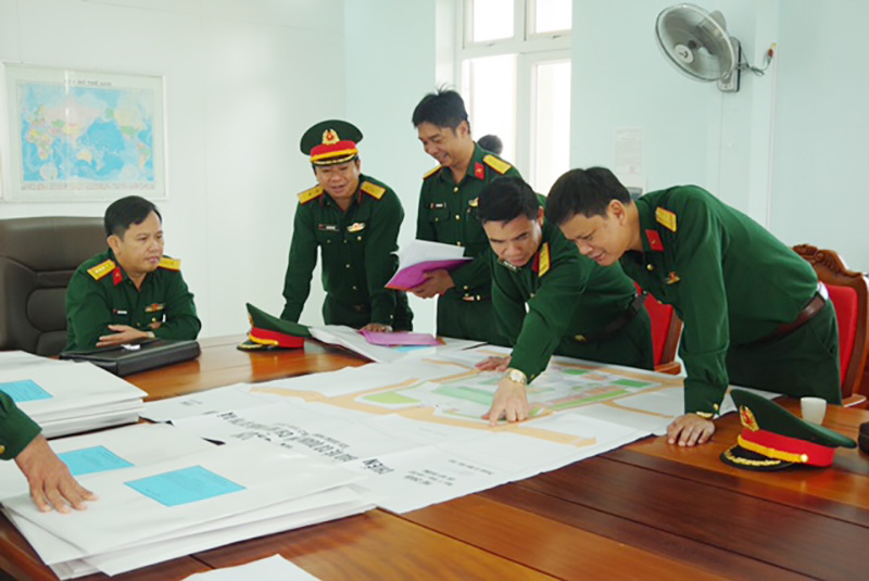 Kiểm tra hệ thống kế hoạch tại Ban CHQS thị xã Ba Đồn. Ảnh: Hoàng Cuối
