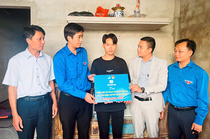  Đại diện Báo Quảng Bình, Báo Thanh Niên, Hội LHTN Việt Nam tỉnh và chính quyền địa phương trao tiền hỗ trợ cho em Hoàng Quốc Dương.