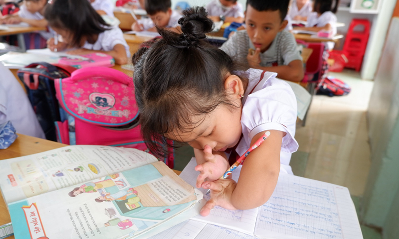bằng đôi tay khiếm khuyết.