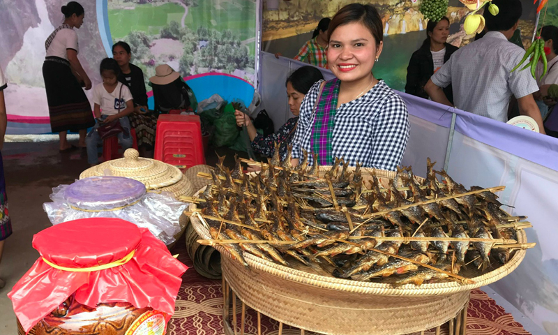 Các gian hàng giới thiệu sản vật tại lễ hội rằm tháng ba Minh Hóa.