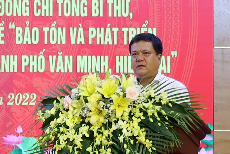 Đồng chí Bí thư Thành ủy Đồng Hới Trần Phong kết luận tại hội nghị.