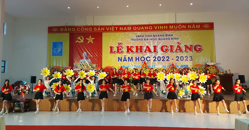 Một tiết mục văn nghệ tại lễ khai giảng