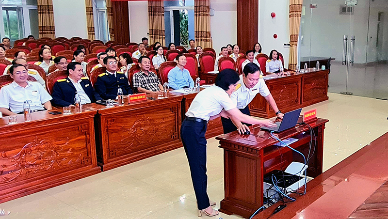 Lãnh đạo Cục Thuế tỉnh bấm nút quay số “Hóa đơn may mắn” trên phần mềm hệ thống quản lý HĐĐT của ngành Thuế.