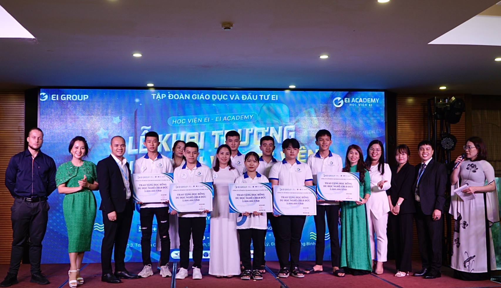 Các em học sinh nhận học bổng của EI GROUP.