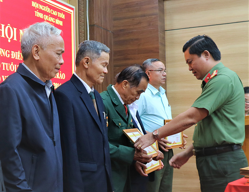 Các cá nhân được nhận giấy khen của Công an tỉnh vì thành tích trong phòng trào toàn dân bảo vệ an ninh tổ quốc giai đoạn 2016-202
