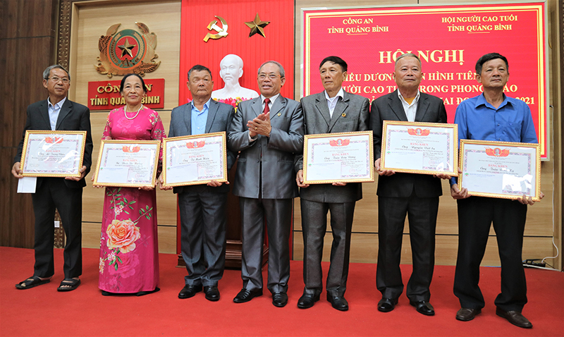Các cá nhân đã có thành tích trong phòng trào toàn dân bảo vệ an ninh tổ quốc giai đoạn 2016-2021 được nhận bằng khen do Ban Đại diện Hội Người Cao tuổi tỉnh.