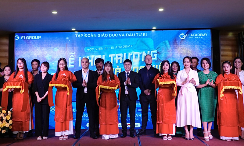 Các đại biểu cắt băng khai trương Chi nhánh và học viện EI Quảng Bình.