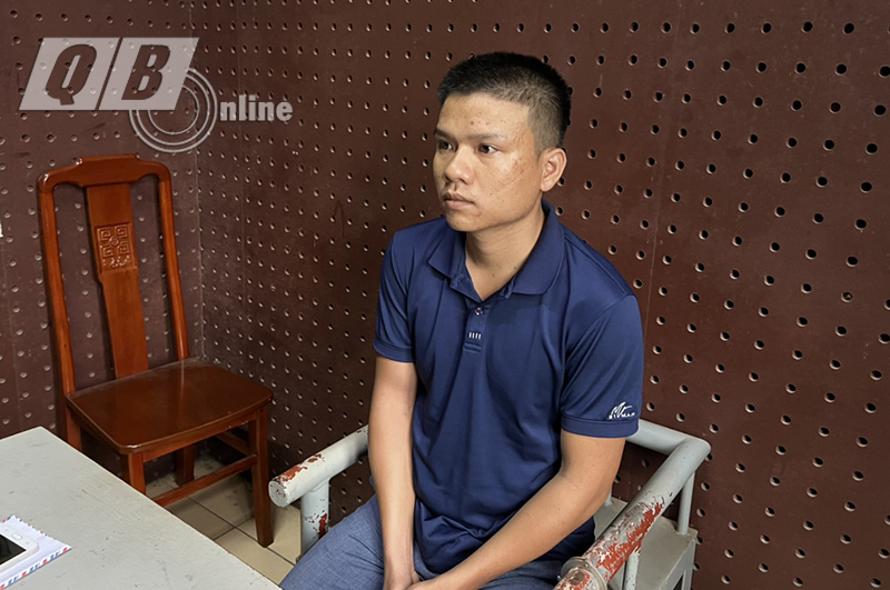 Đối tượng Nguyễn Chí Tuất tại cơ quan điều tra Công an TP. Đồng Hới.