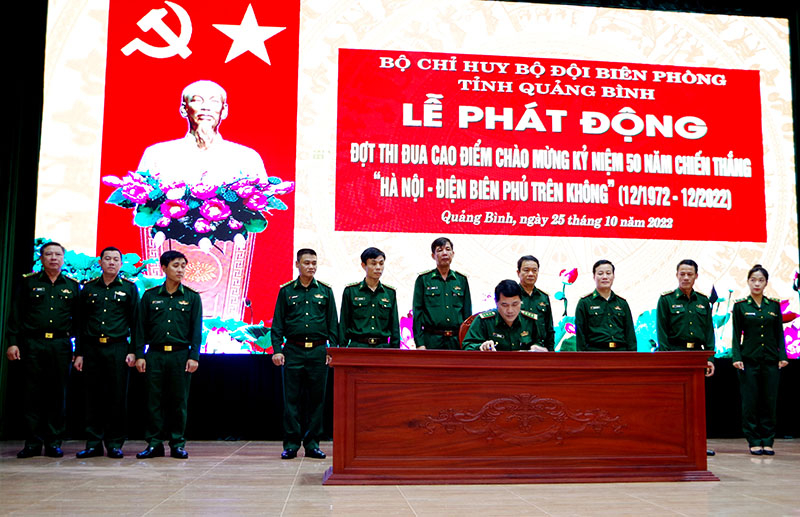 Các phòng, Văn phòng, ban Tài chính cơ quan Bộ Chỉ huy BĐBP tỉnh ký kết giao ước thi đua, có sự chứng kiến của lãnh đạo Bộ Chỉ huy BĐBP tỉnh.