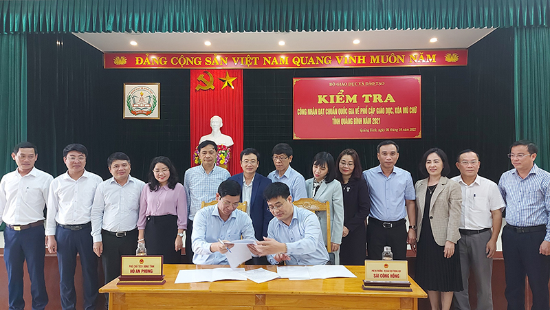 Đồng chí Hồ An Phong, Phó Chủ tịch UBND tỉnh và đồng chí Sái Công Hồng, Phó Vụ trưởng Vụ GD - ĐT thống nhất ký kết các nội dung trong biên bản