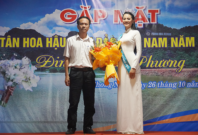 Đại diện lãnh đạo Sở Văn hóa-Thể thao tặng hoa chúc mừng Tân Hoa hậu Đinh Như Phương.