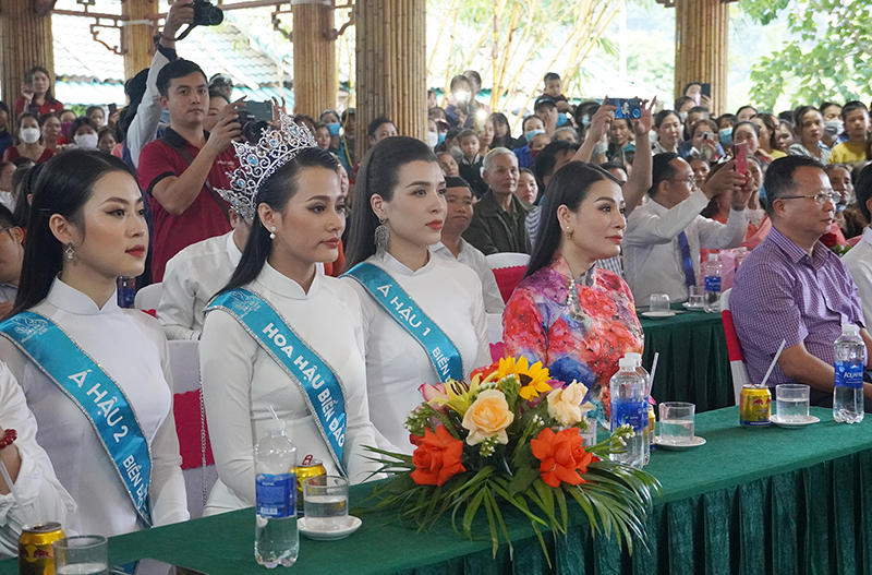 Tân Hoa hậu Đinh Như Phương, Á hậu 1 Hoàng Thùy Anh và Á hậu 2 Nguyễn Thu Hằng tham dự tại lễ gặp mặt.