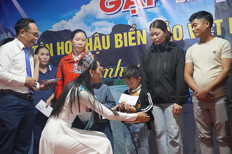 Tân Hoa hậu Đinh Như Phương tặng quà cho các hoàn cảnh khó khăn trên địa bàn thị trấn Phong Nha.