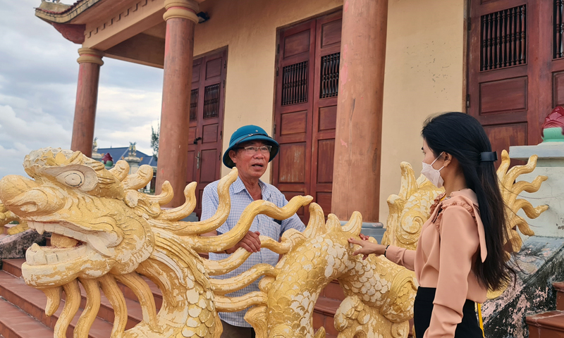  Bí thư Chi bộ Mai Đình Lừa luôn nhiệt tình trong công việc và được người dân tin tưởng, quý mến.