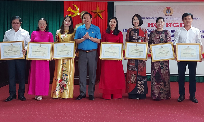 Thực hiện tốt các phong trào thi đua yêu nước, nhiều tổ chức công đoàn, cán bộ, giáo viên được các cấp, ngành tôn vinh, khen thưởng.
