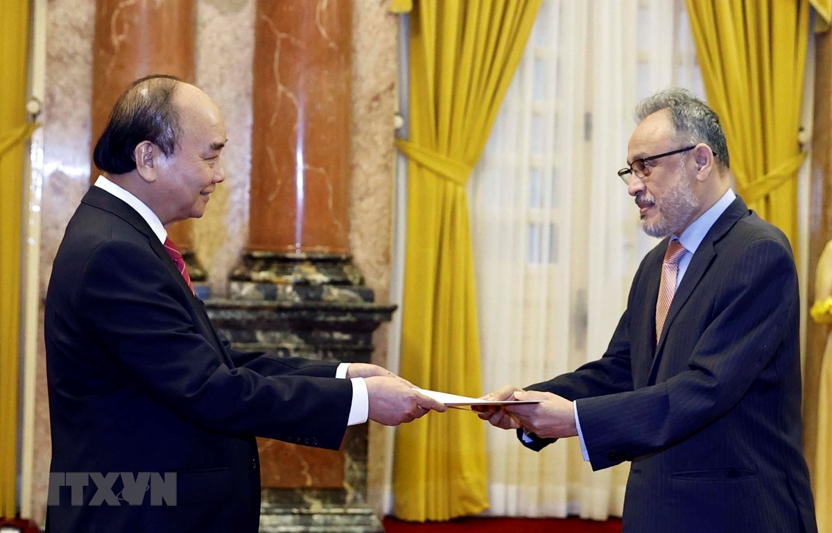 Chủ tịch nước Nguyễn Xuân Phúc tiếp nhận Quốc thư của Đại sứ El Salvador Ruben Omar Orozco Burgos. (Ảnh: Thống Nhất/TTXVN)