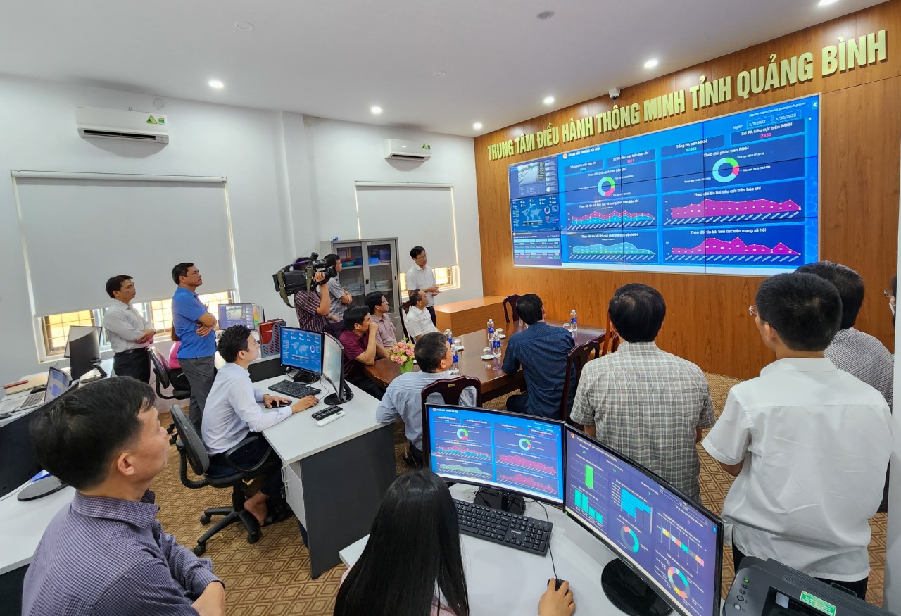 Các đại biểu tham quan Trung tâm điều hành thông minh tỉnh.