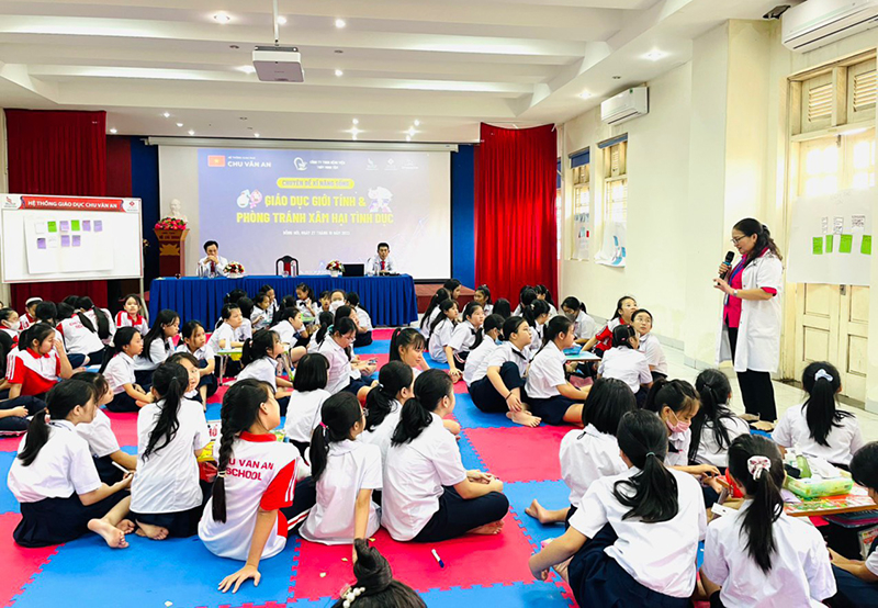 Các em học sinh được các chuyên gia tâm lý giải đáp những thắc mắc về tuổi dậy thì. 