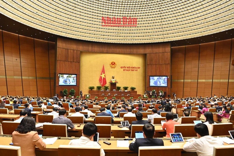 Quang cảnh phiên thảo luận tại Hội trường Diên Hồng sáng 27/10. Ảnh: ĐĂNG KHOA