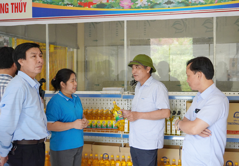 Đồng chí Phó Chủ tịch Thường trực UBND tỉnh Đoàn Ngọc Lâm kiểm tra tình hình sản xuất của Hợp tác xã nông sản Trường Thủy (xã Liên Trường)