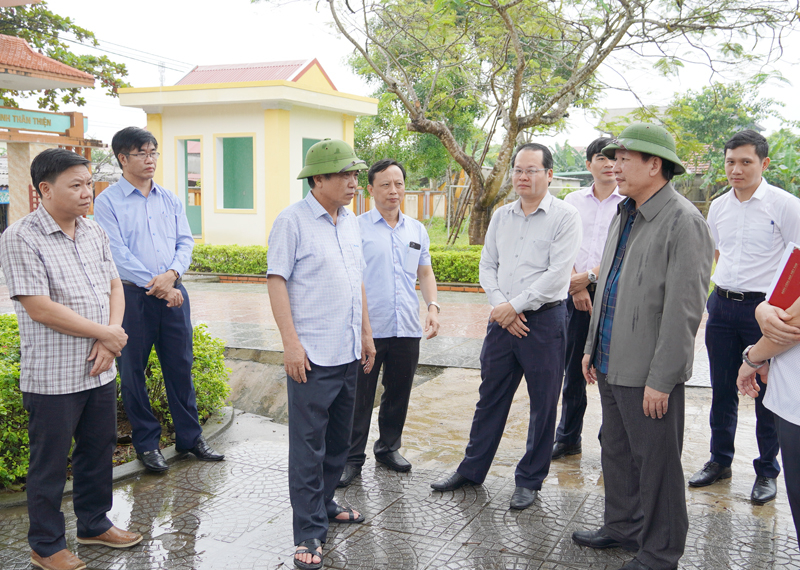 3. Đồng chí Phó Chủ tịch Thường trực UBND tỉnh Đoàn Ngọc Lâm kiểm tra cơ sở vật chất của Trường tiểu học xã Quảng Thạch.
