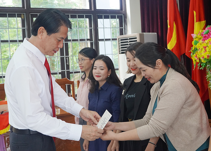 Đại diện lãnh đạo Trường Chính trị tỉnh trao chứng chỉ cho các học viên.