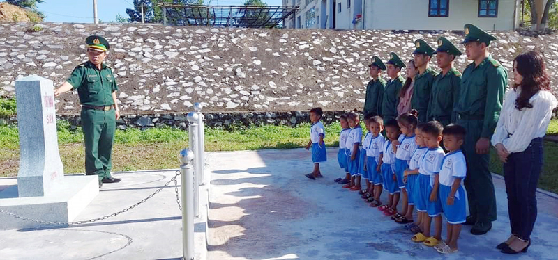 Một “Tiết học biên cương” do Đồn Biên phòng Ra Mai tổ chức giới thiệu mô hình cột mốc biên giới tại đơn vị.