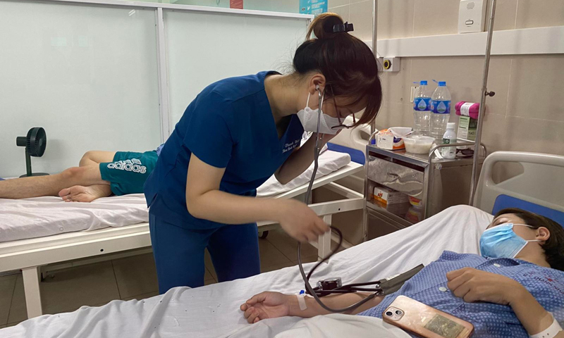 Bệnh nhân mắc cúm nặng nhập viện. Ảnh: TN