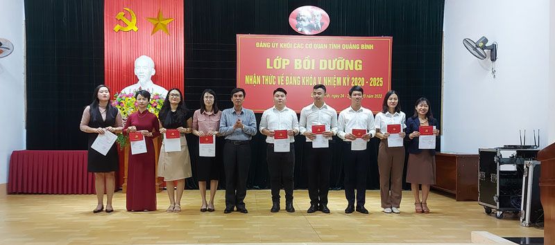 Ban Thường vụ Đảng ủy Khối đã trao Giấy chứng nhận hoàn thành chương trình bồi dưỡng nhận thức về Đảng cho các học viên.