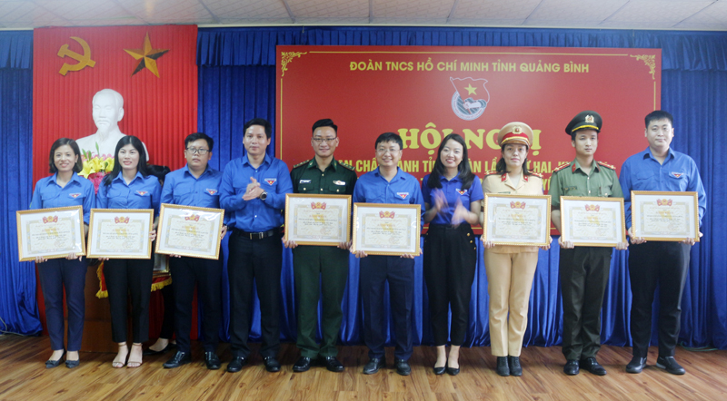 Lãnh đạo Tỉnh đoàn tặng bằng khen cho các tập thể, cá nhân.
