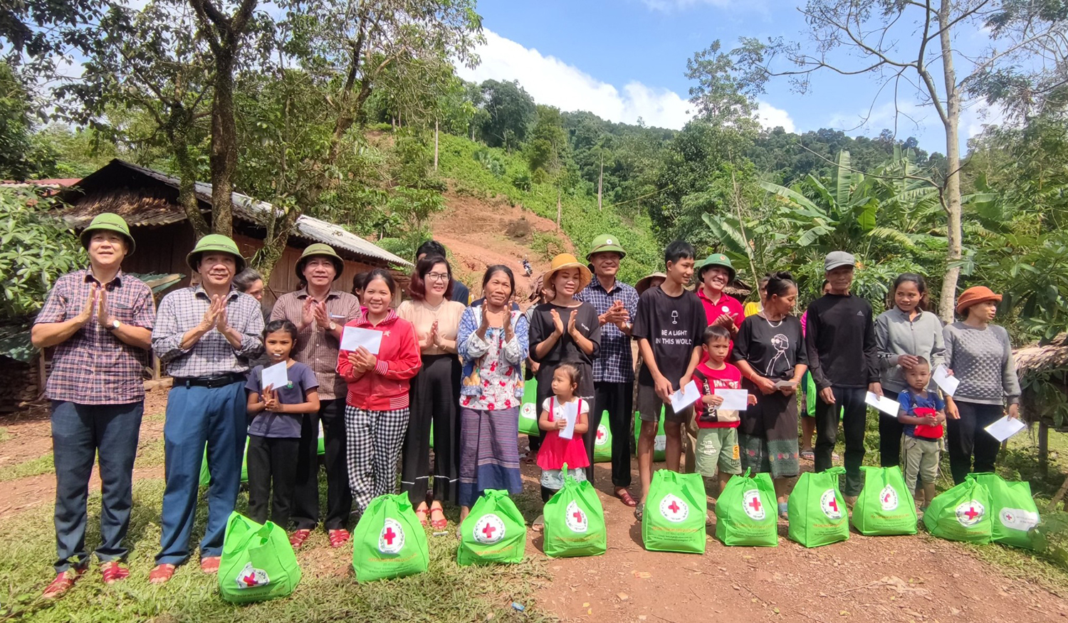 Đồng chí Nguyễn Công Huấn, lãnh đạo Hội chữ thập đỏ tỉnh và huyện Minh Hóa trao quà tại bản K Oóc, xã Trọng Hóa, huyện Minh Hóa.