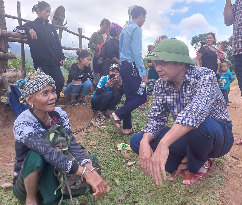 Đồng chí Nguyễn Công Huấn hỏi thăm sức khỏe và tình hình đời sống của bà con.