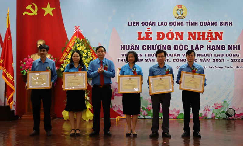 Lãnh đạo LĐLĐ tỉnh trao bằng khen cho các tập thể đạt thành tích xuất sắc trong thực hiện Chương trình “1 triệu sáng kiến-Nỗ lực vượt khó, sáng tạo, quyết tâm chiến thắng đại dịch Covid-19”.