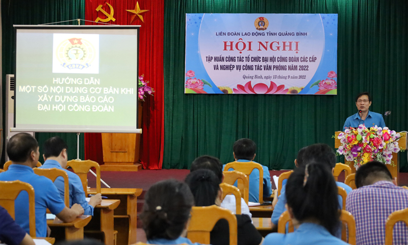 LĐLĐ tỉnh đã tổ chức hội nghị tập huấn công tác tổ chức đại hội CĐ các cấp cho đội ngũ cán bộ CĐ chủ chốt. 
