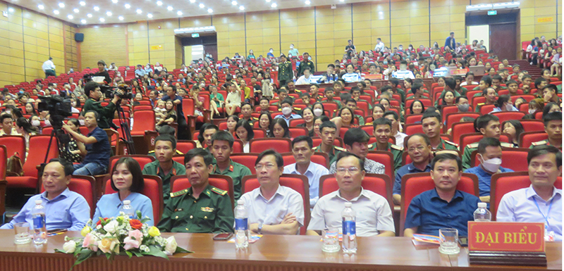 Liên hoan thu hút rất đông khán giả đến xem, cỗ vũ