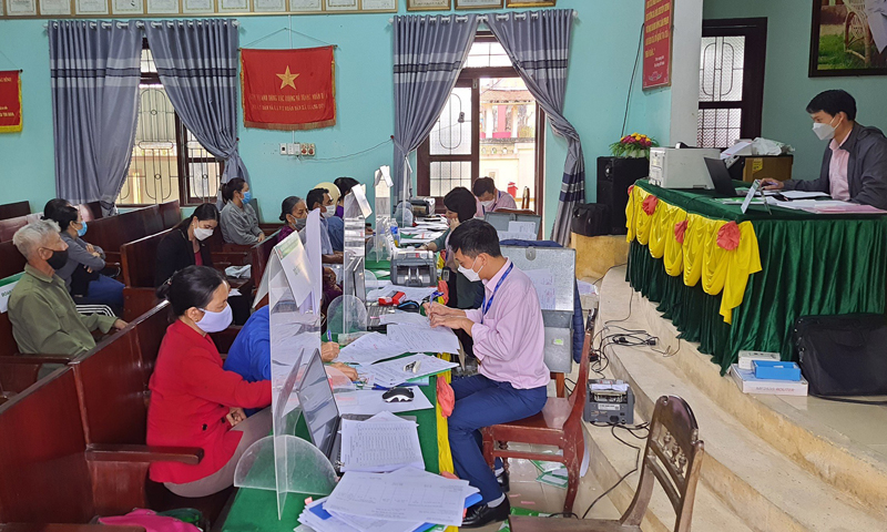 Phòng Giao dịch NHCSXH TX. Ba Đồn triển khai cho vay nhằm kịp thời hỗ trợ người dân có nguồn vốn phục hồi, phát triển sản xuất.