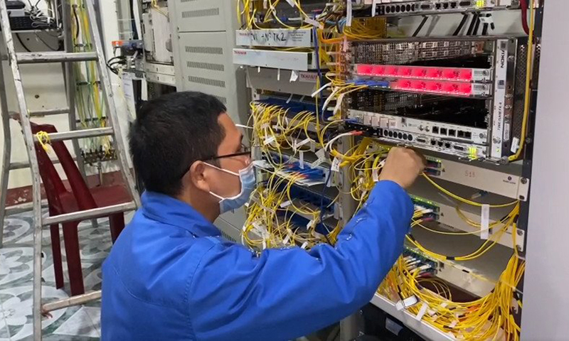 Nhân viên VNPT Quảng Bình thực hiện đấu nối truyền dẫn trong nhà trạm phục vụ phát triển thuê bao.