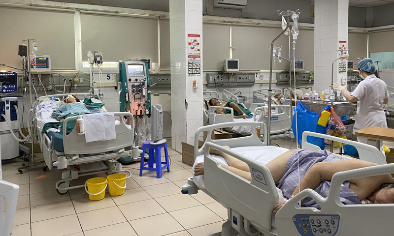 Người bệnh sốt xuất huyết nặng phải nhập viện điều trị. Ảnh: Tạ Nguyên