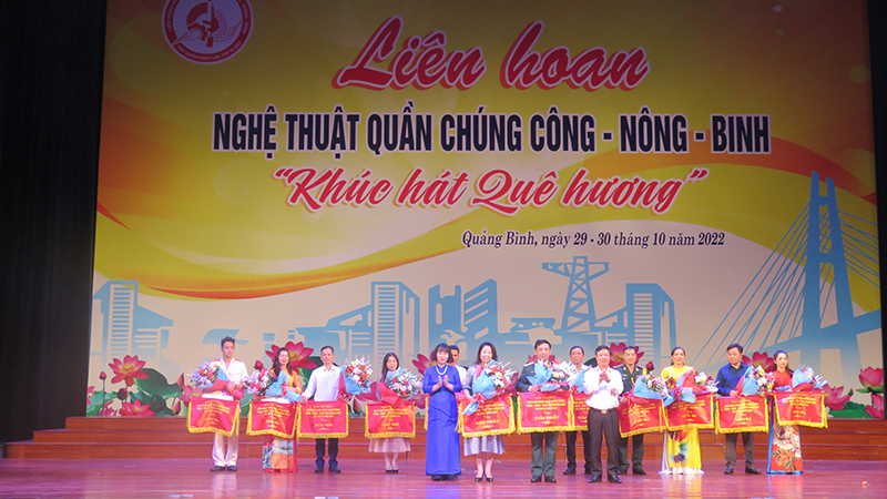  Đồng chí Cao Văn Định, Trưởng Ban Tuyên giáo Tỉnh ủy đến dự và trao giải cho các đơn vị đạt giải cao tại liên hoan.