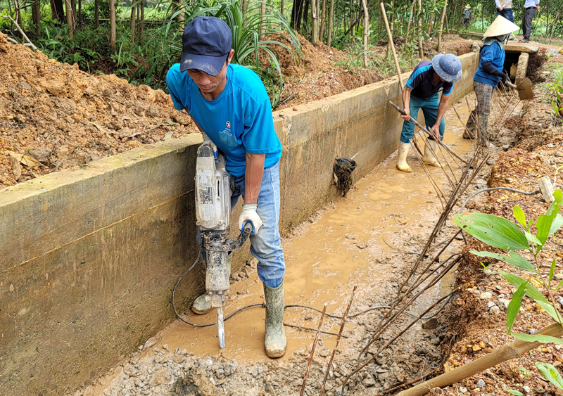 Công ty TNHH Hoàng Minh tiến hành phá dỡ các đoạn kênh kém chất lượng