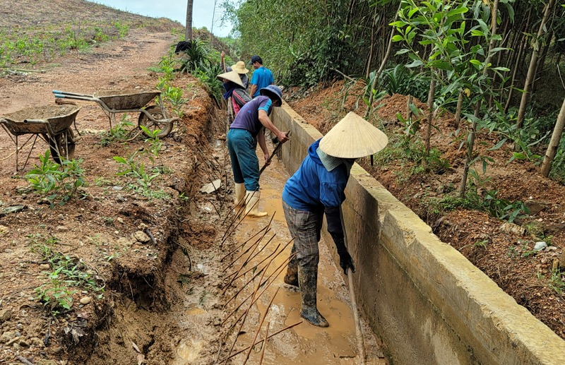 Công ty TNHH Hoàng Minh tiến hành phá dỡ các đoạn kênh kém chất lượng