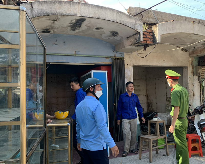 Các lực lượng tuyên truyền giải tỏa các ki ốt vi phạm vỉa hè trên đường Trần Hưng Đạo (đoạn chợ Nam Lý). 