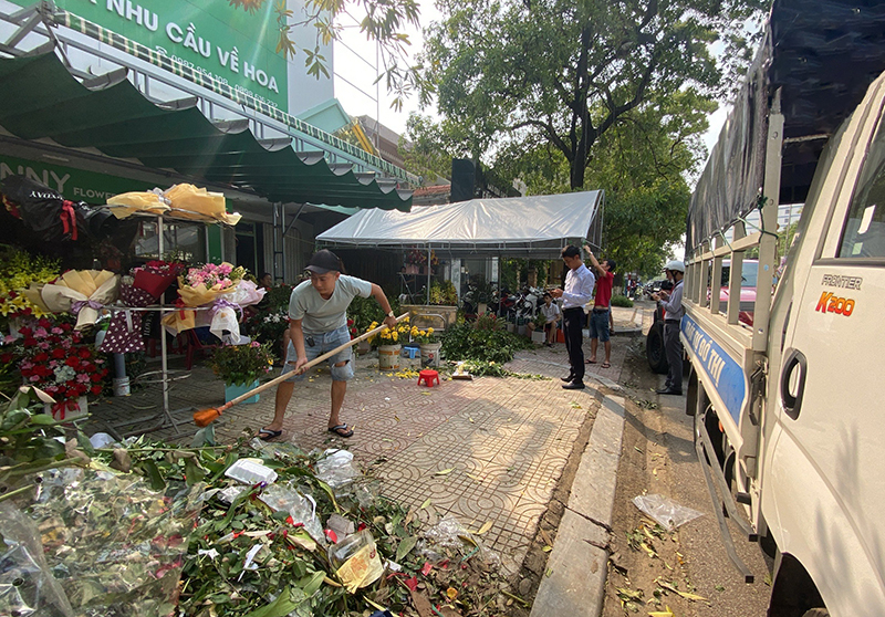 Lực lượng chức năng yêu cầu các hộ kinh doanh không được lấn chiếm vỉa hè để buôn bán.
